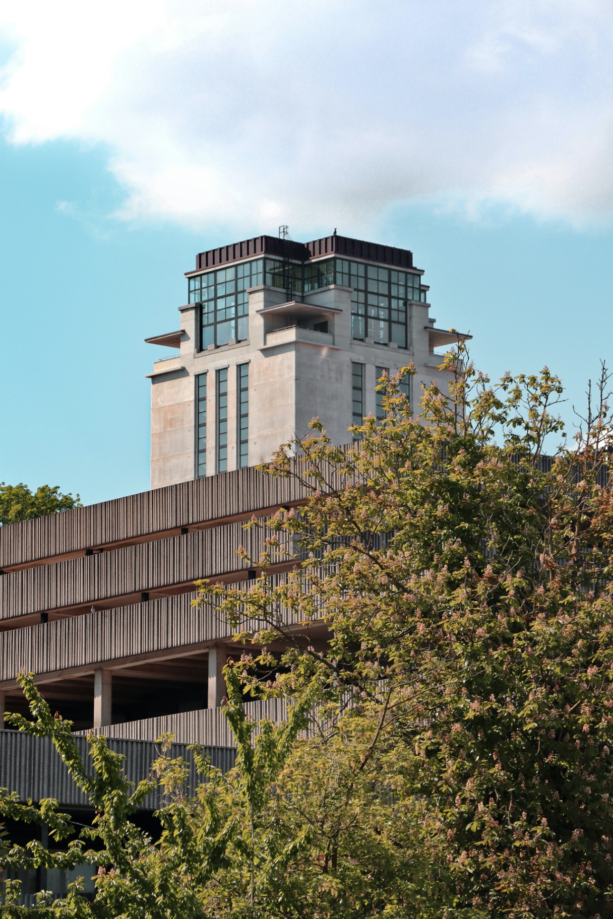 De betonnen Boekentoren die boven de bomen in Gent uitsteekt