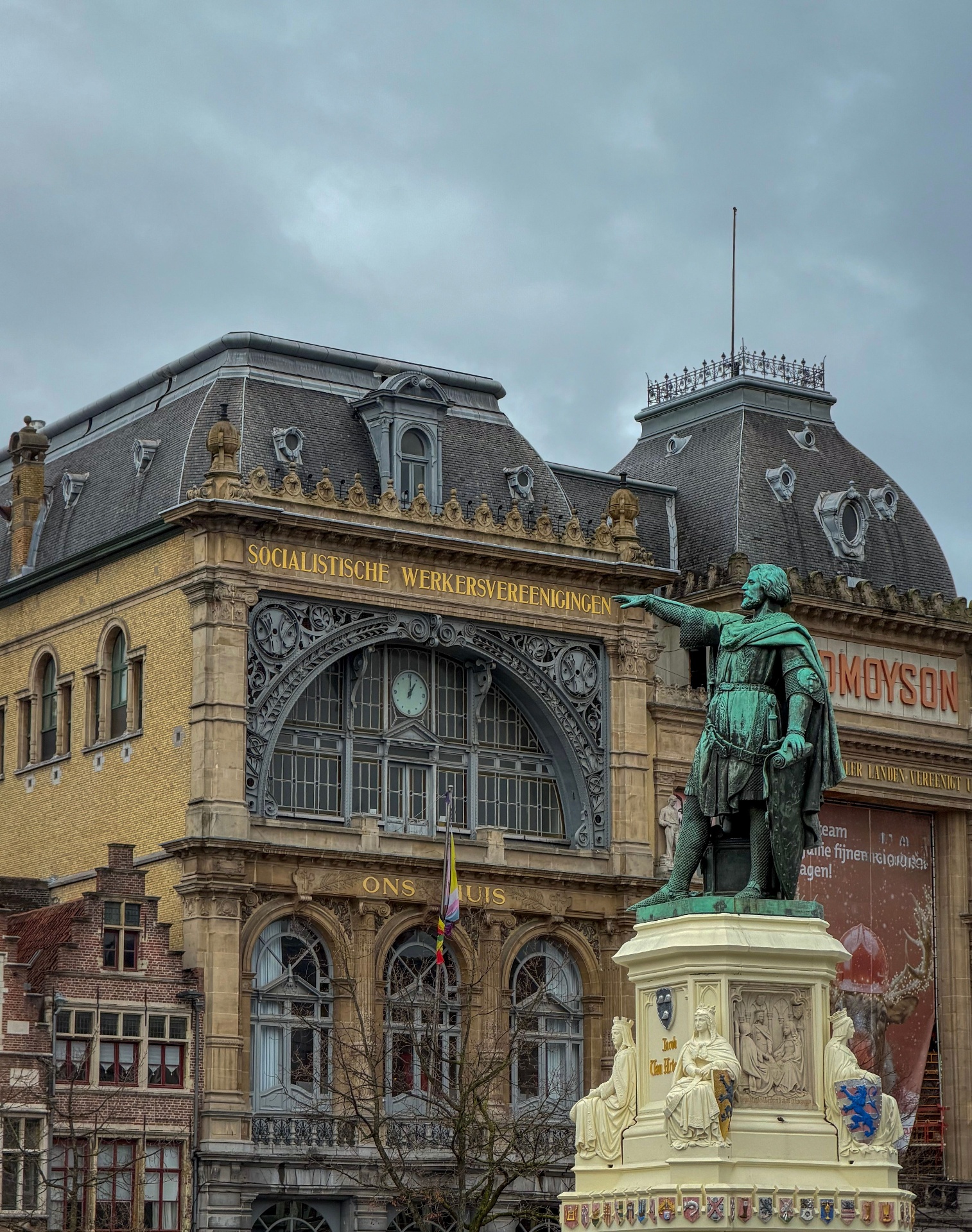 Standbeeld van Jacob van Artevelde voor Ons Huis op de Vrijdagmarkt in Gent