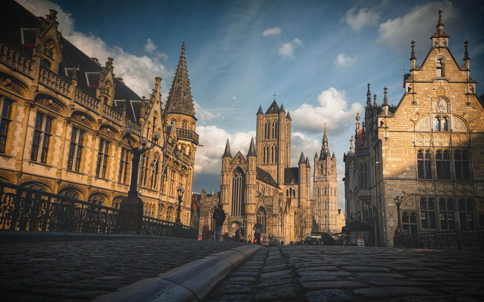 Zicht over Gent: historische trapgevels langs de Graslei in de namiddagzon